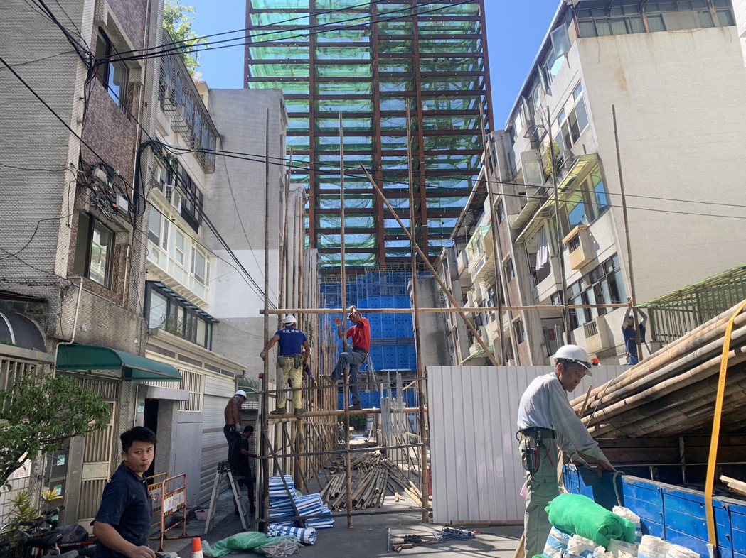 下午開始，拆除作業的竹架也已搭到三樓高，拆除作業時要用到的防塵布也已經送達拆除現...