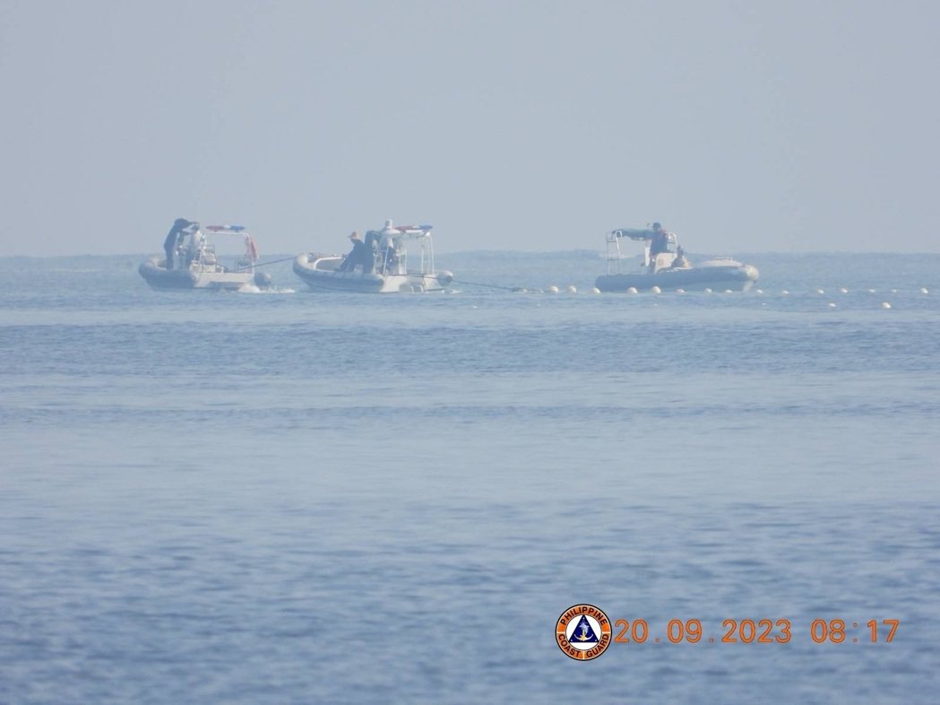 菲律賓海岸防衛隊24日發布的畫面中，可看見中國大陸海警船20日出現在南海黃岩島「...