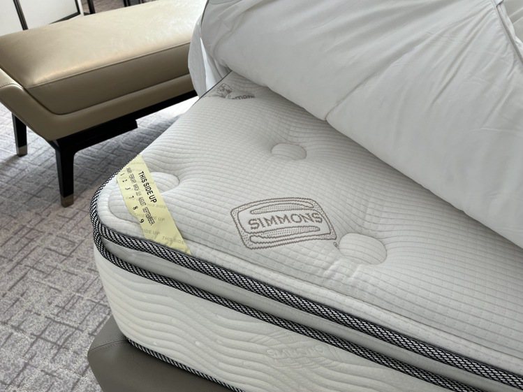 改裝後的全新套房，舒眠床寢來自台灣銷量第一的席夢思。記者羅建怡／攝影