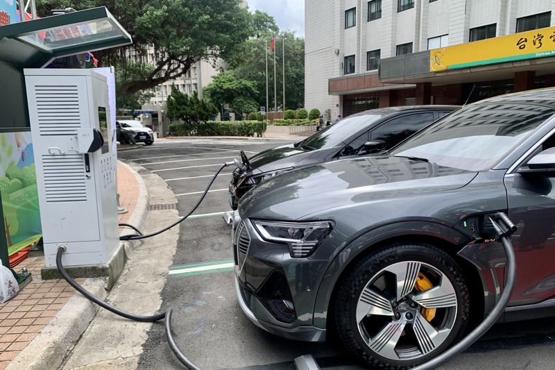 台電2021年在台北市營業處啟用電動車智慧充電示範場，有放電功能的電動車可以實現雙向充電。圖／台電提供