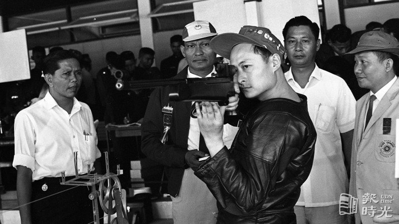第五屆亞運會在曼谷舉行，中華民國射擊選手吳道源（中），在個人小口徑步槍三姿射擊項目中，又爭得一面金牌，圖為比賽情形。圖／聯合報系資料照(1966/12/15 王萬武攝影)