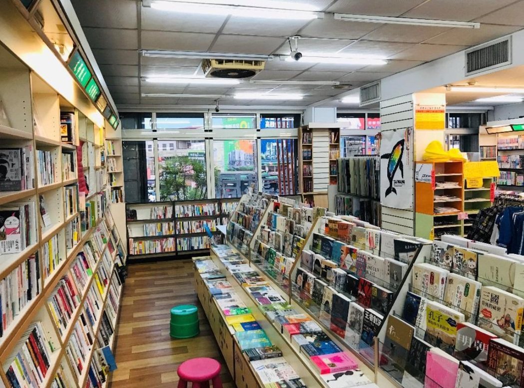 羅怡芬將書店2樓空間重新安排，主題式選書，並利用店內空間辦講座、做活動，提供附近...