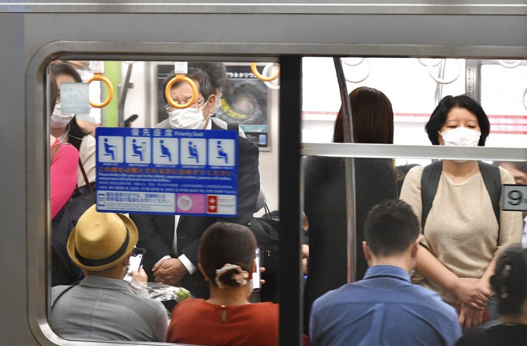 日本社會對於優先席的爭議很難有消彌的一天。圖為大阪地鐵的優先席。 圖／美聯社　...