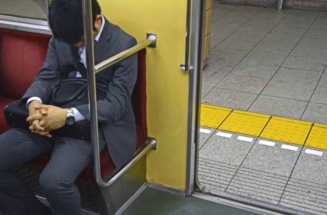 日本部份年長者因考量年輕人工作辛苦，逐漸會避免在尖峰時間搭乘大眾交通工具，以此避...