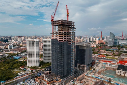中國大陸近期出台了各種支持政策來遏制房地產市場滑坡，開發商現在指望即將到來的黃金周長假刺激住宅銷售復甦。 歐新社