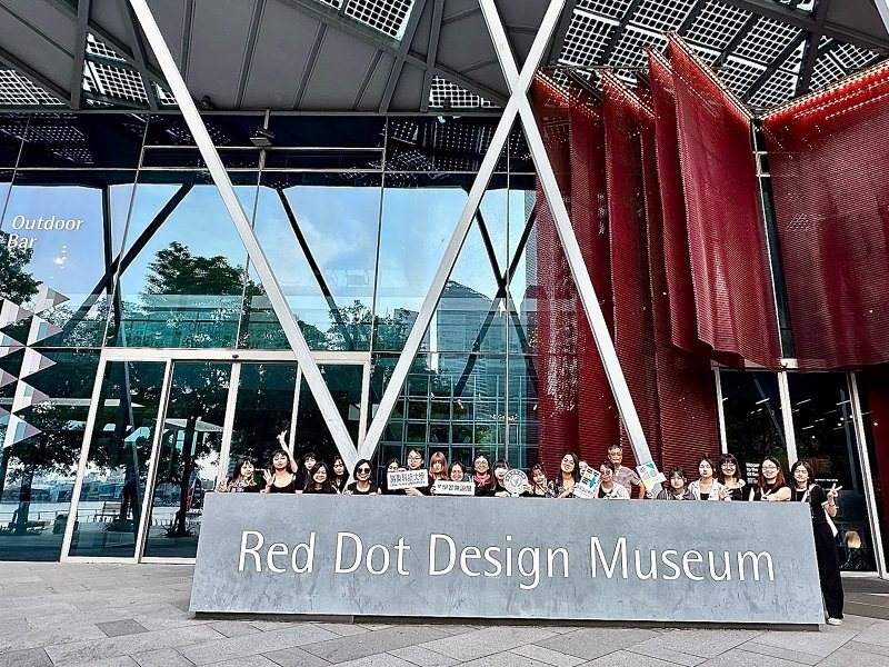 最會得紅點設計獎的嶺東師生於紅點博物館前合影。 嶺東科大/提供