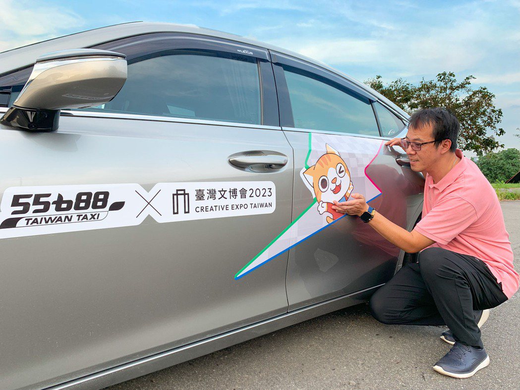 司機簡大哥是【小貓巴克里】的粉絲，他說：「能將喜歡的台灣動漫IP貼在車上，以行動...