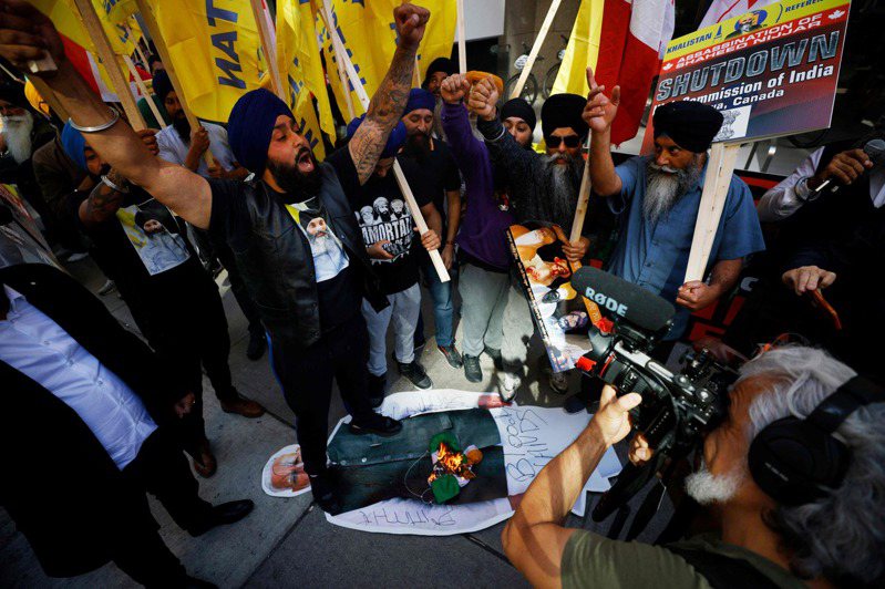 印度錫克教運動人士在加拿大遭槍殺身亡，渥太華稱新德里涉入其中，數以百計錫克教抗議者今天在印度駐加拿大的使領館外抗議。法新社