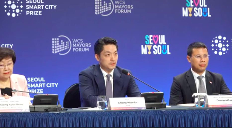台北市長蔣萬安出訪韓國首爾參加「世界城市高峰會市長論壇」，今天上午也就「數據導向下的創新實踐」為題發表演說。圖／北市府提供