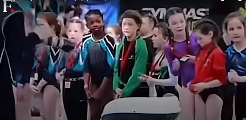 愛爾蘭體操協會官員去年在一場頒獎儀式上跳過一名年輕非裔女孩，引發外界抨擊。截自影片