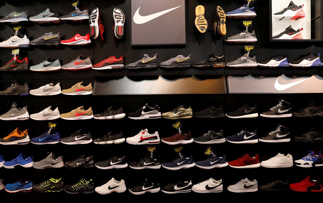開學季是運動鞋最重要的銷售季，今年買氣冷，分析師因而擔心Nike等大廠面臨的庫存...