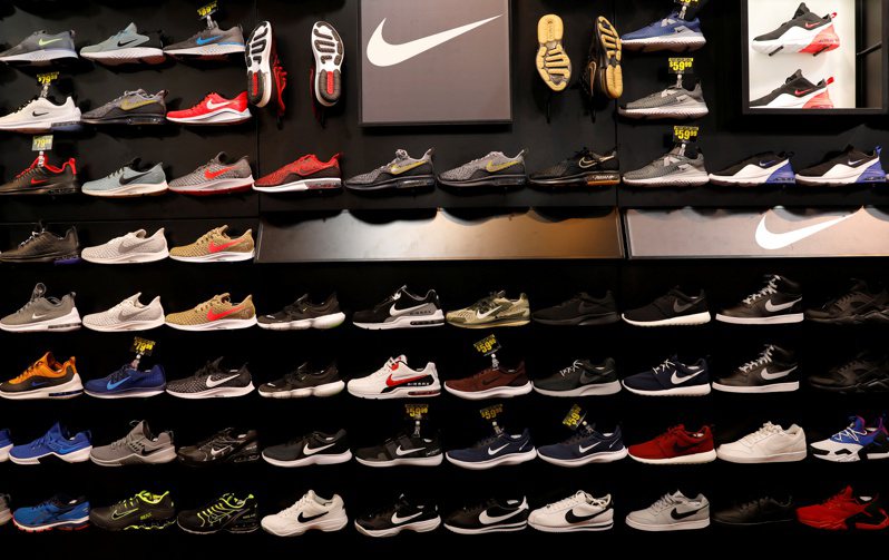 開學季是運動鞋最重要的銷售季，今年買氣冷，分析師因而擔心Nike等大廠面臨的庫存壓力。  路透
