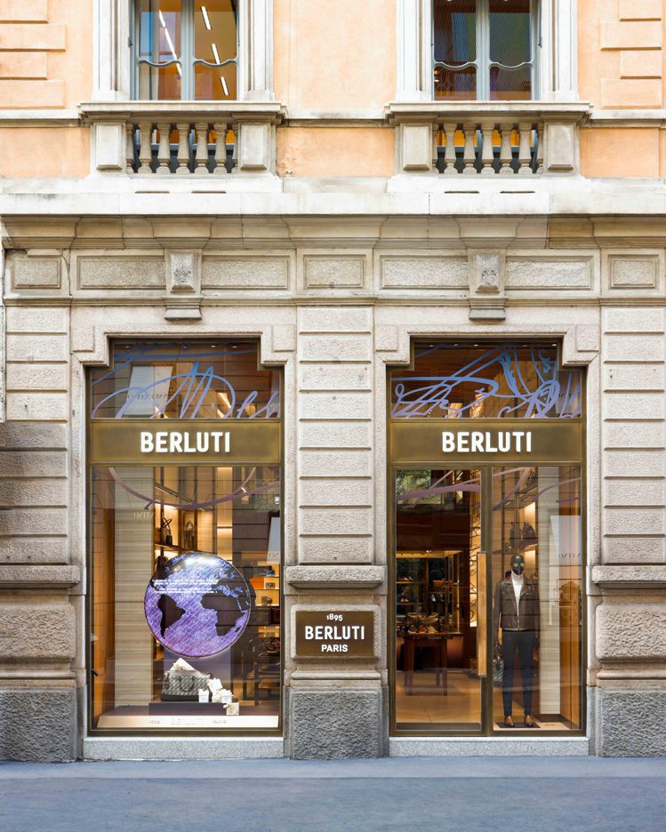 Berluti於巴黎和米蘭時裝週期間攜手Cova慶祝Toile Marbeuf印花系列上市。圖／Berluti提供