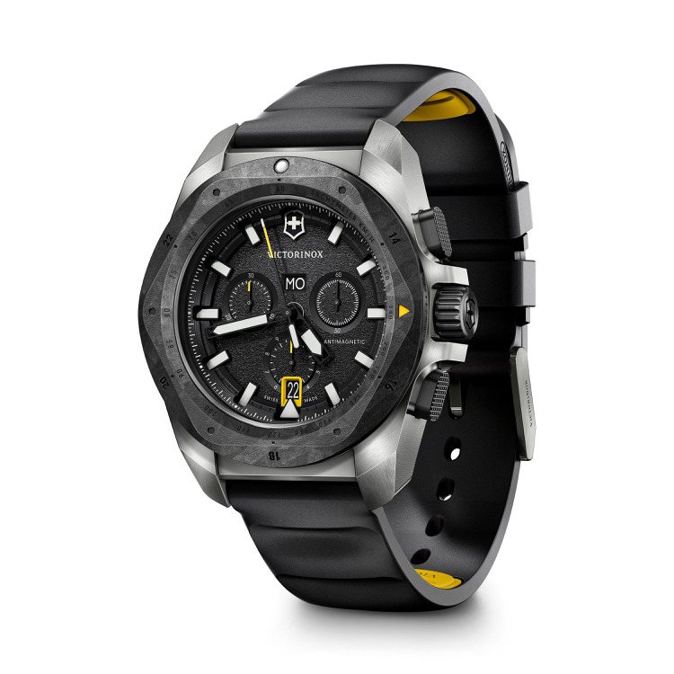 Victorinox I.N.O.X系列Chrono計時腕表，鈦合金表殼搭配碳纖維表圈，約36,500元。圖／Victorinox提供