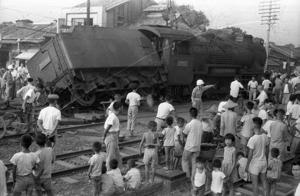 照片看歷史／1960年台鐵煤水車在萬華平交道出軌 板橋線公車受阻
