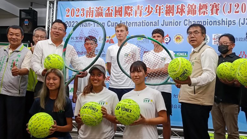 疫情睽違3年，南瀛盃國際青少年網球錦標賽開打，台南市長黃偉哲（右二）等人出席。記者謝進盛／攝影