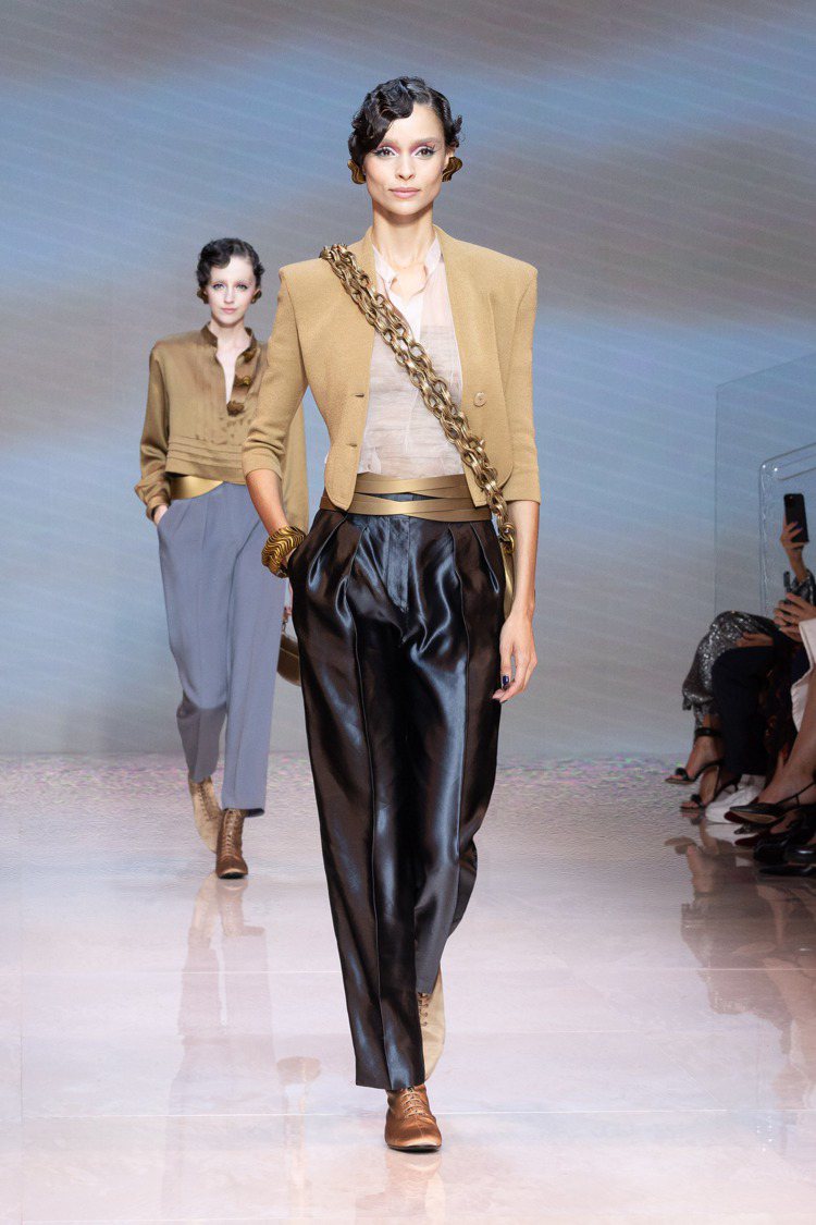 GIORGIO ARMANI 2024春夏系列可見香檳色俐落套裝加上直筒褲，簡約又不失優雅。圖／GIORGIO ARMANI提供