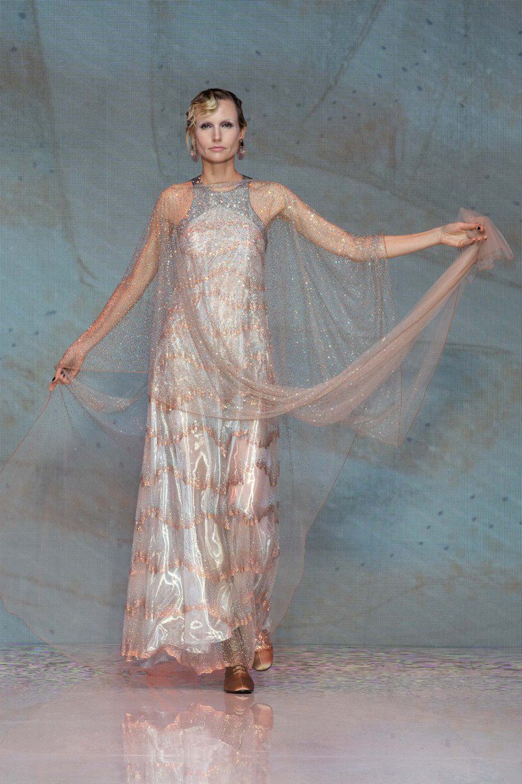 鑲滿水晶的薄紗長裙精緻地層疊、穿透感面料和羽毛交錯使用是GIORGIO ARMA...