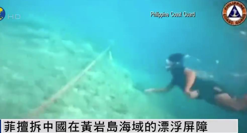 菲律賓派潛水員下海割除中方設置的浮動屏障繩索。（鳳凰網截圖）