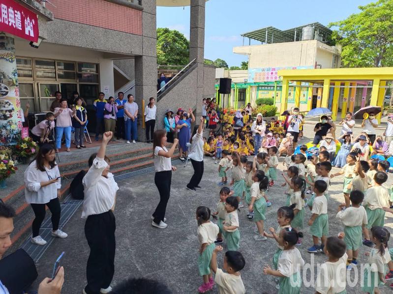 現場由可愛的小朋友及中正社區的高齡者獻上歌舞表演，揭開序幕。記者吳傑沐／攝影