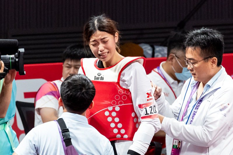 羅嘉翎今天在杭州亞運女子跆拳道57公斤級金牌戰以0：2敗北，收下銀牌。亞運採訪團／杭州攝影