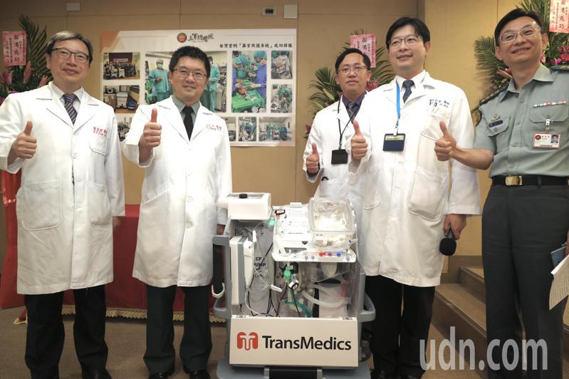 三軍總醫院院長洪乙仁（左二）、主持三總心臟血管外科「全台首例器官照護系統」發表會。記者林俊良／攝影