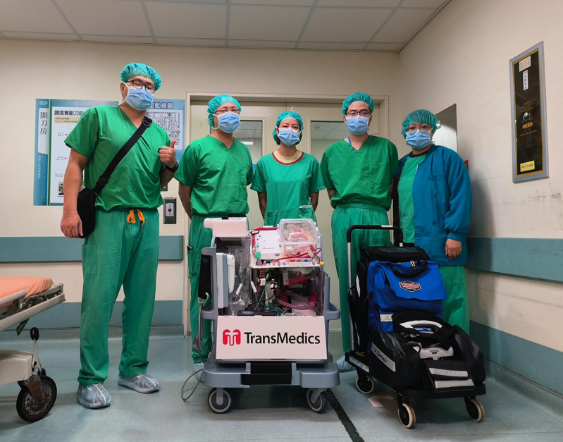 三軍總心臟外科團隊使用器官照護系統完成心臟移植任務，成全台首例。圖／三軍總醫院提供
