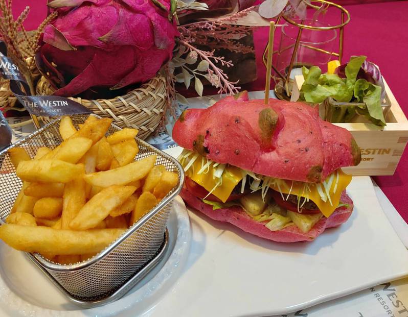 宜蘭力麗威斯汀度假酒店研發「火龍果鳳梨堡」，勇奪飯店組金質獎，火龍果汁調製粉色造型漢堡，內層是宜蘭膽肝融合的牛肉排，絕妙美味讓評審驚豔。記者戴永華／攝影