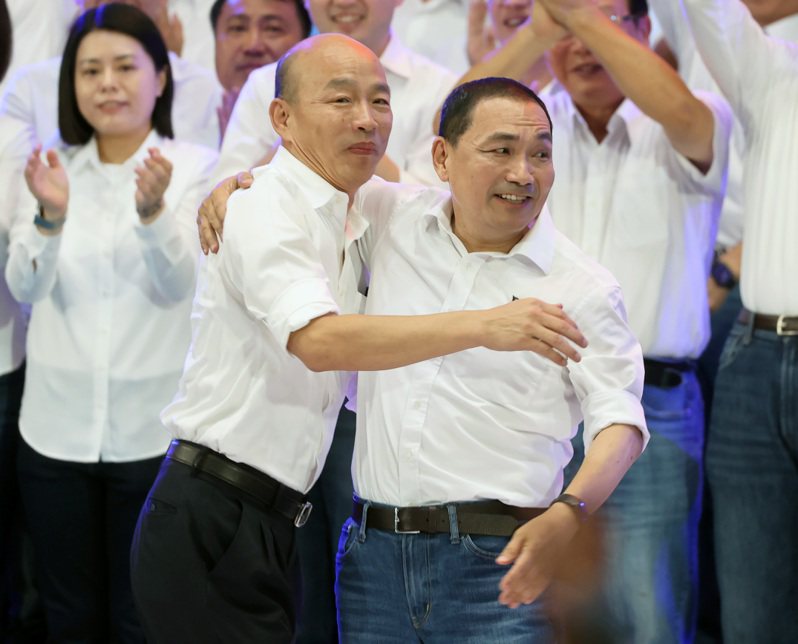 國民黨先前全代會，侯友宜（右）與韓國瑜（左）擁抱。本報資料照片
