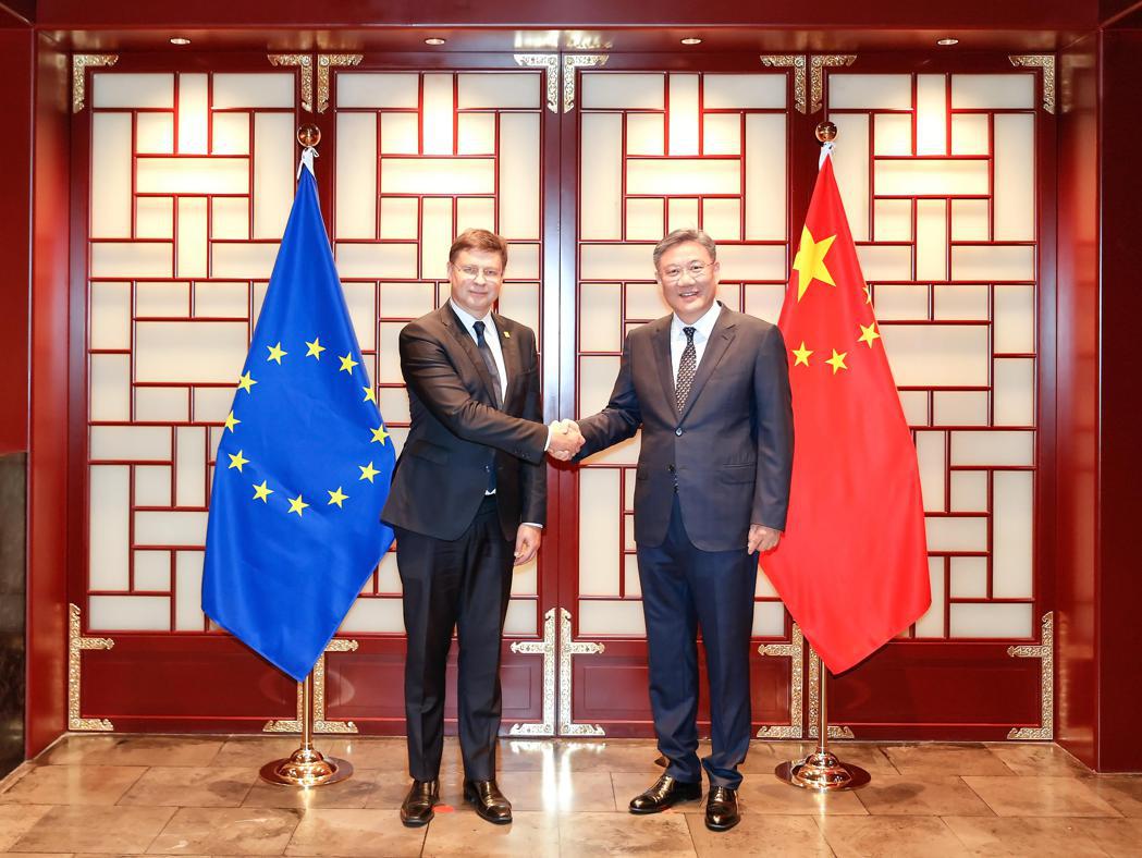 大陸商務部長王文濤（右）會見來訪的歐盟官員。（中新社）