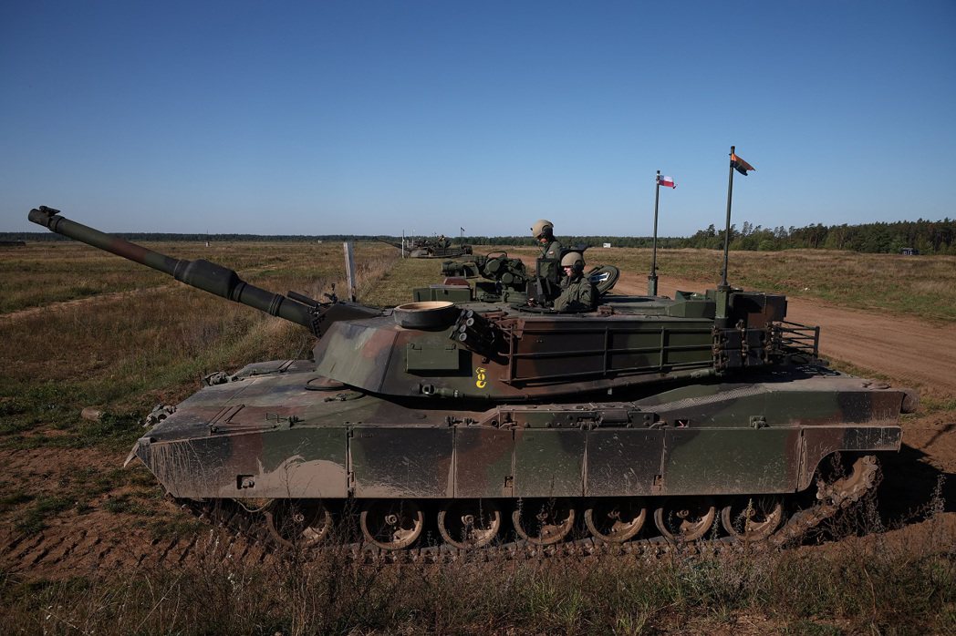 波蘭軍隊16日舉行演習，出動艾布蘭戰車。路透