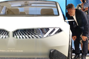 德國副總理兼經濟部長哈柏克（右）在9月初登場的慕尼黑德國國際車展上，參觀德廠BMW的新車。歐新社