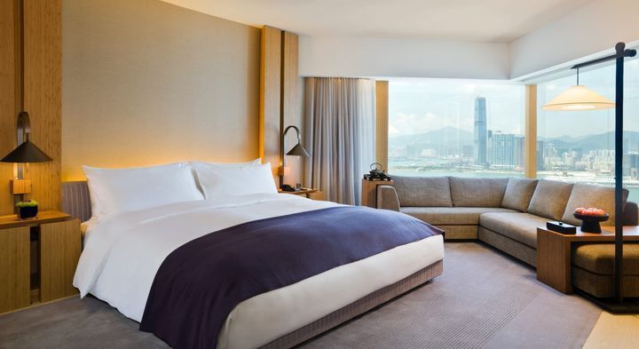 以優雅的居家空間為概念，奕居的客房援引大面積香港市景帶來奢華感受。 圖／The ...