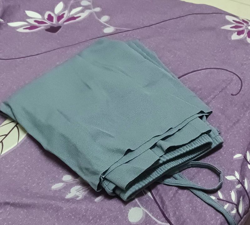 一名網友在網購平台買紫色褲子，收到的卻是灰色，PO照上網看起來又像灰綠色，到底是什麼顏色引發熱議。圖擷自《爆怨公社》