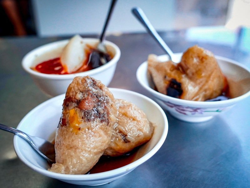 新港肉粽秀一顆粽子35元，包著香菇、花生和滷肉是古早味口感。 圖／嘉義縣政府提供