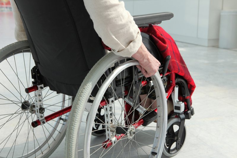 一位日本女性照料受傷坐輪椅的母親，未料卻被各種挑剔，甚至還動手毆打她。示意圖，非當事人及事物。圖片來源／ingimage