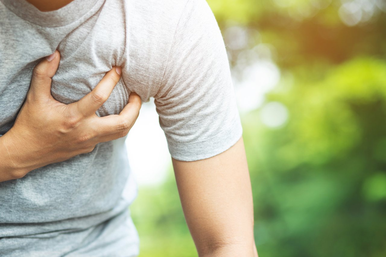 急診最常見的心臟疾病患者，以心肌梗塞最多。心肌梗塞典型的症狀為強烈的胸痛，疼痛感會輻射到其他部位，包含肩膀、手臂、頸部，甚至會延伸到後背，同時會有喘不過氣、冒冷汗、暈眩，嚴重時會失去意識、休克。