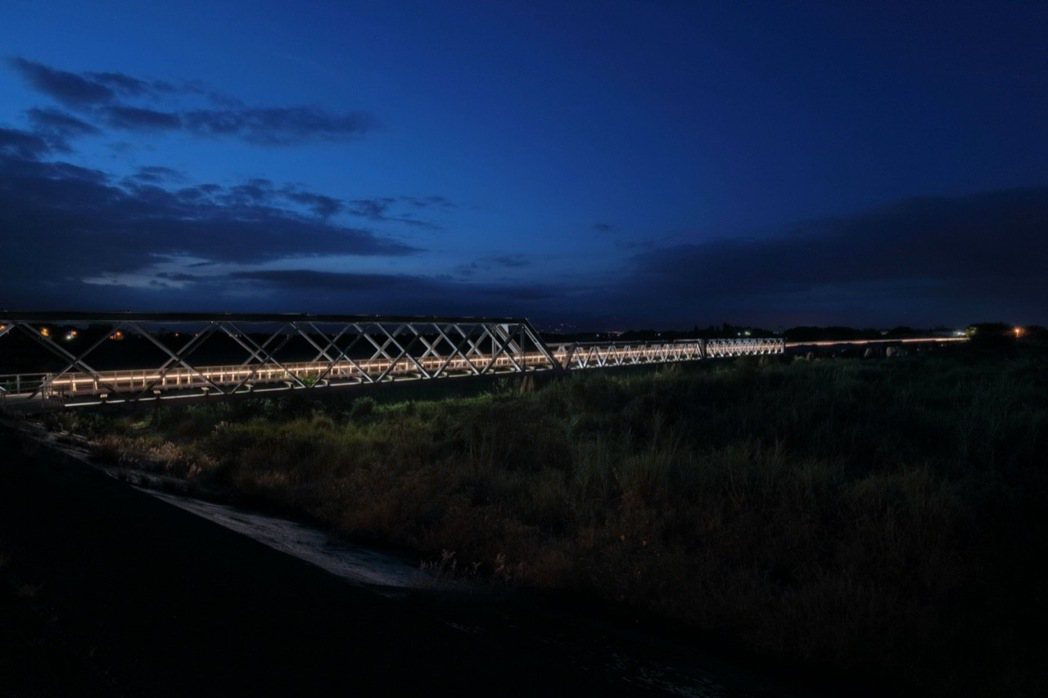 擁有近百年歷史的雲林縣定古蹟「虎尾鐵橋」整體橋梁以4000K冷白色光凸顯鋼骨結構...