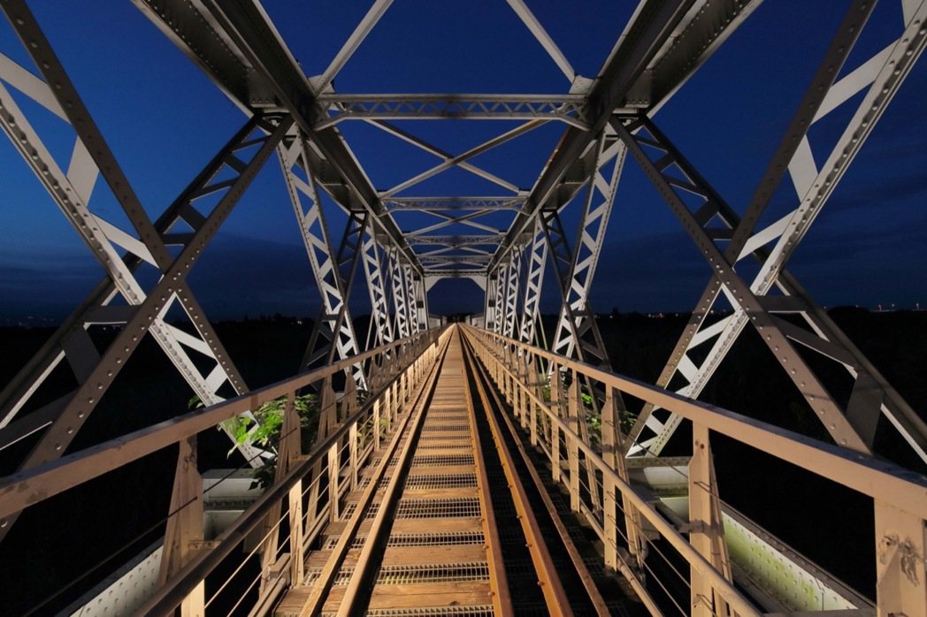 「虎尾鐵橋」由沁弦築影照明設計操刀，以巧妙的動態燈光模擬火車行駛意象，使大眾得以...