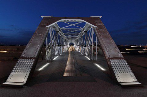 擁有近百年歷史的雲林縣定古蹟「虎尾鐵橋」由沁弦築影照明設計操刀，以巧妙的動態燈光...