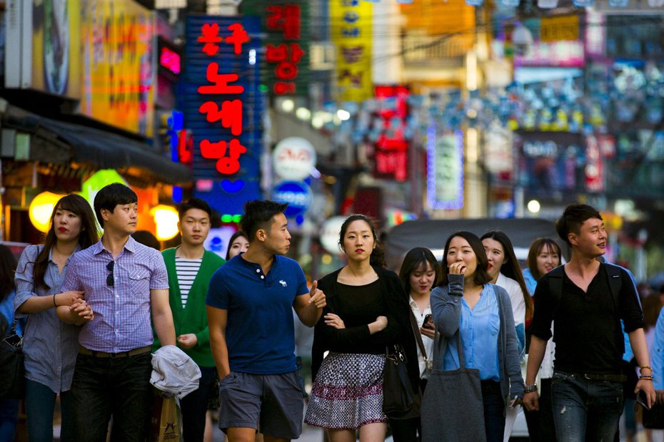 韓媒SBS觀察到，這次不少南韓果粉特去飛去日本、香港買iPhone 15，背後有兩大考量原因。圖／路透社資料照