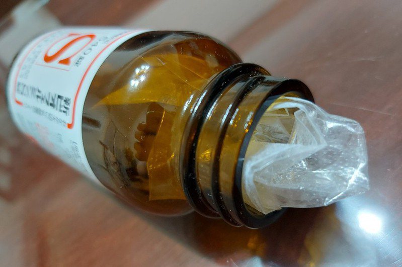 裝在藥瓶裡的塑膠紙團，事實上是防止藥品碎裂的填充材。示意圖。讀者提供