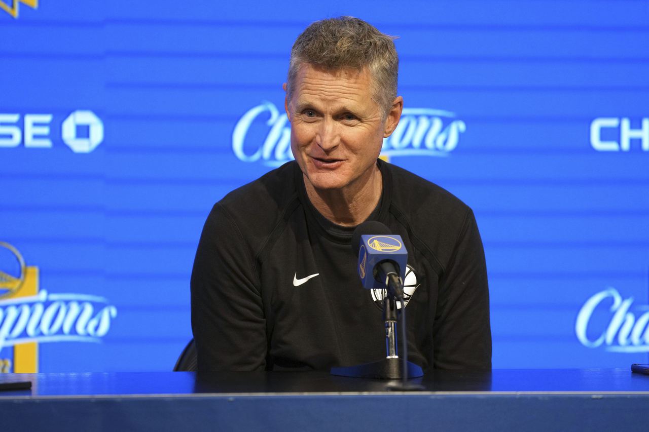 FILE - Golden State Warriors head coach Steve Kerr talks to media members before an NBA basketball game against the New Orleans Pelicans, March 28, 2023, in San Francisco. Kerr has no concerns about his long-term status of coach of the Warriors despite heading into the final year of his contract. (AP Photo/Darren Yamashita, File) 美國聯合通訊社