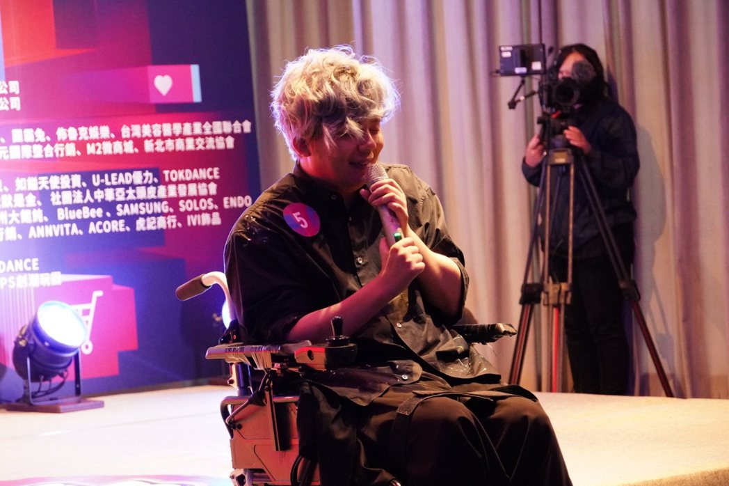 首位身障歌手參加電商主播海選，他的表現也獲得評審一致好評。伊凡國際電商/提供