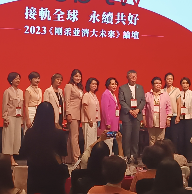 柯文哲參加台灣女董事協會活動，強調推動女性平權，執行力很重要。徐珮君攝