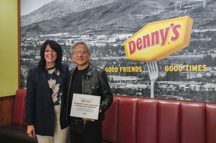 輝達執行長黃仁勳回到創業餐廳Denny’s接受表揚。 美國聯合通訊社