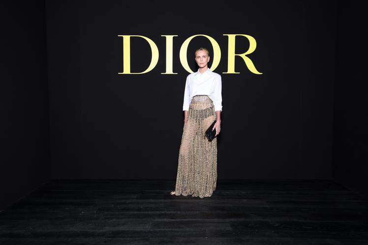 Dior品牌大使莎莉賽隆穿Dior2023-2024秋冬高級訂製服，配戴Dior珠寶。圖／Dior提供