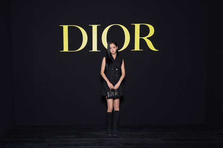 Dior品牌大使、BLACKPINK成員JISOO搶先穿上2024春夏黑色小洋裝。圖／Dior提供