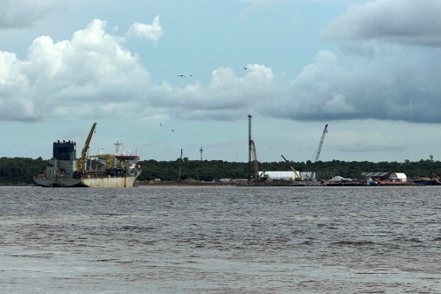 蓋亞那的國內生產毛額預估到2028年時可能成長超過100%，圖為該國海岸支持石油工業的船隻。路透
