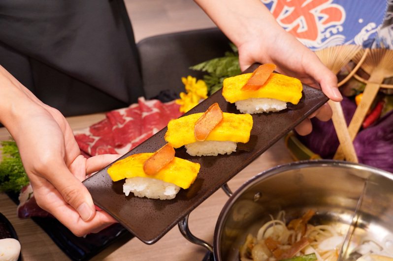 涮樂和牛指定方案，享「炙燒烏魚子握壽司」吃到飽 。圖／馬辣提供